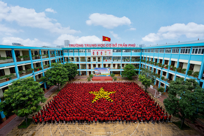 GV và HS trường THCS Trần Phú xếp đại quốc kì