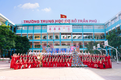 Tập thể CBGV trường THCS Trần Phú